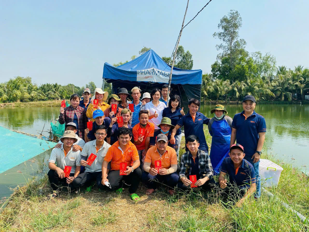 Ảnh tập thể bên ao nuôi — góc chụp 2