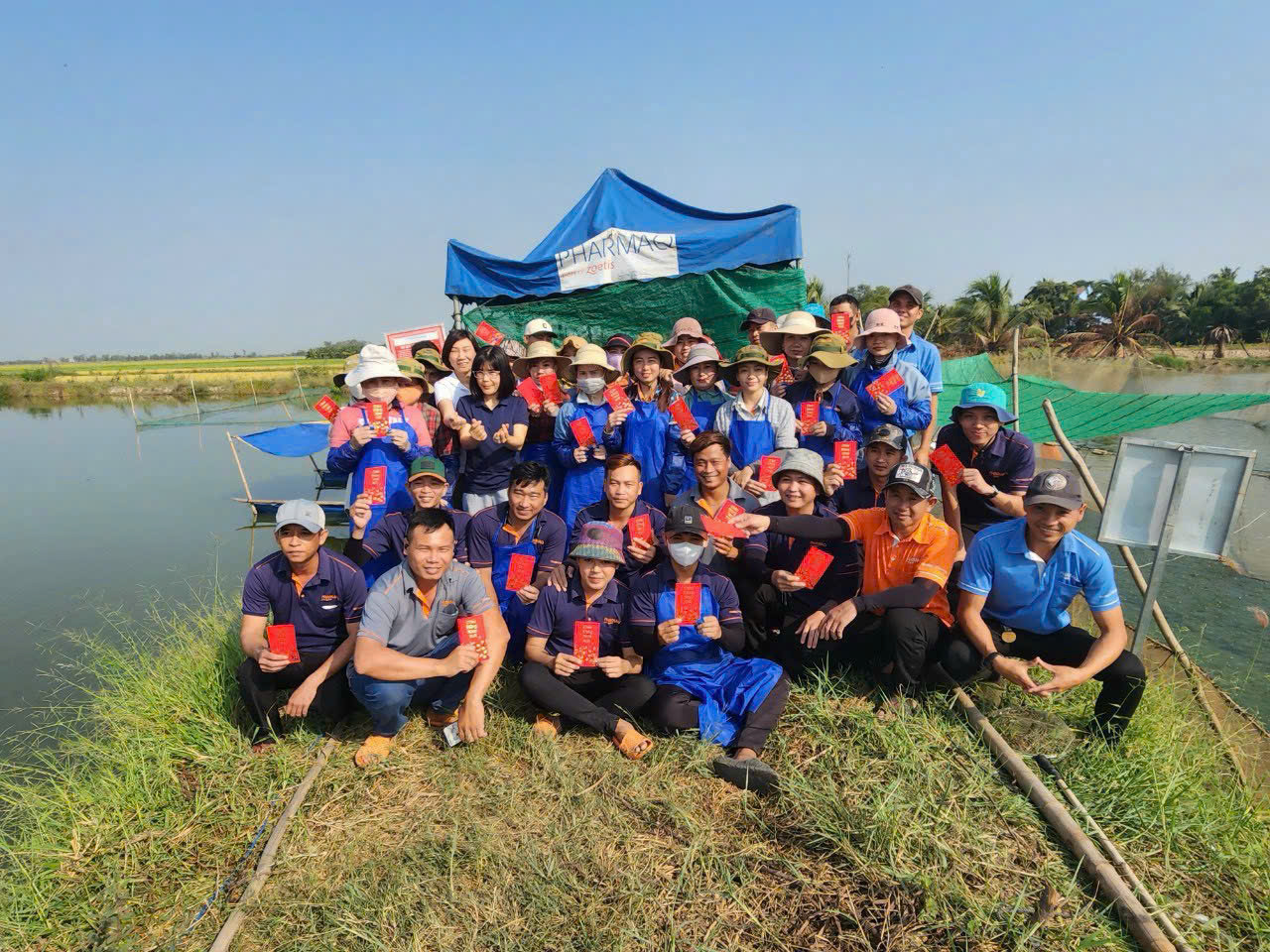 Ảnh tập thể bên ao nuôi — góc chụp 1