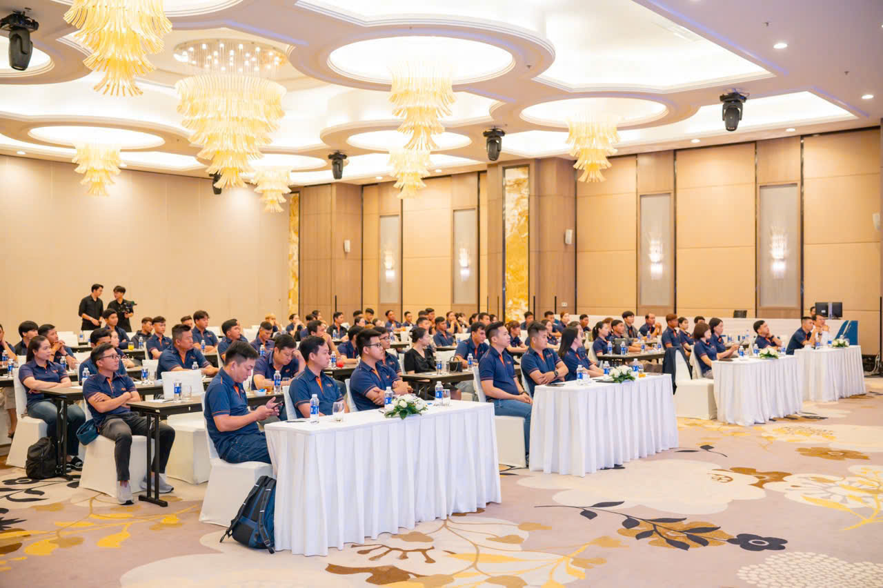 Người tham dự trong phòng hội nghị
